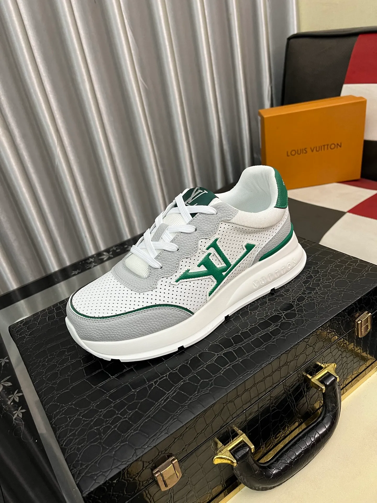 Men's shoes 💰458⌚️⌚️[Louis Vuitton LV] Dad shoes are popular casual sports shoes with outsole, breathable and comfortable, easy to walk, trendy men's versatile fly woven epoxy with ➕leather lining➕Gucci's popular original outsole, sports and running style, super comfortable. Code number 38-44